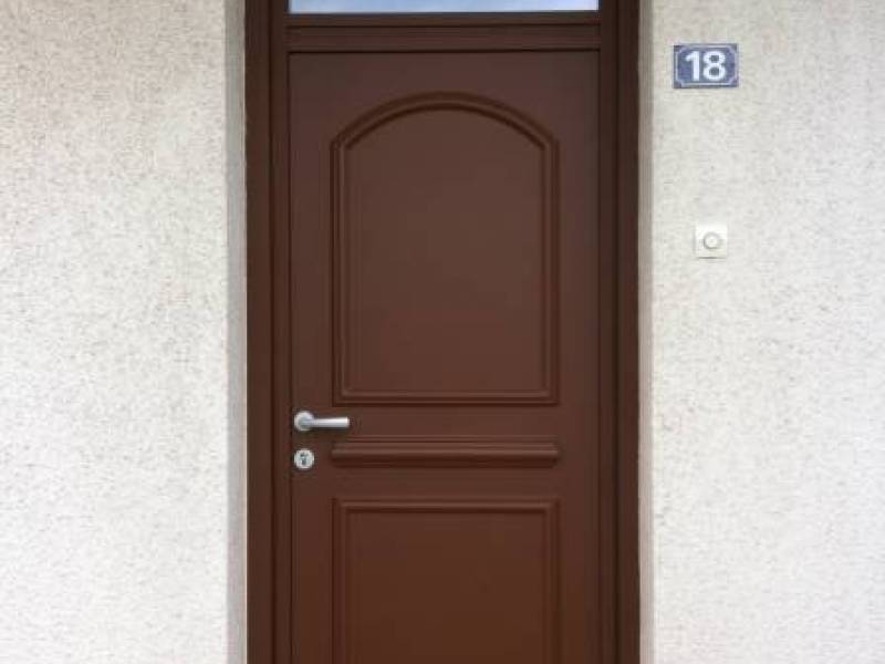 Portes d'entrée en aluminium : porte d'entrée arc kline en alu marron texturé 8011, plein. Wilco Yvelines 78