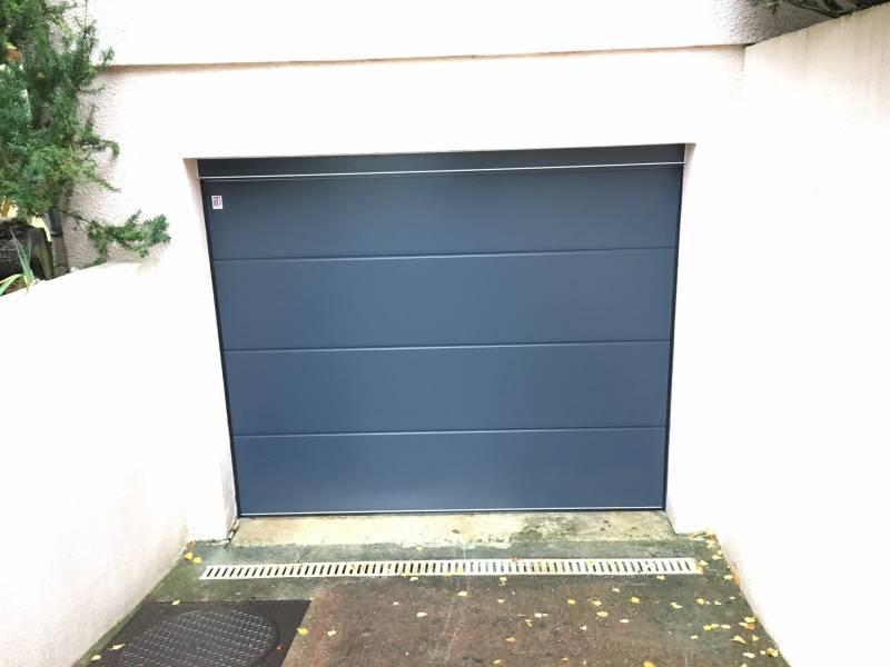 Portes de garage sectionnelles : porte de garage sectionnelle bleue teckentrup sans rainure type gsw40. Wilco Yvelines 78