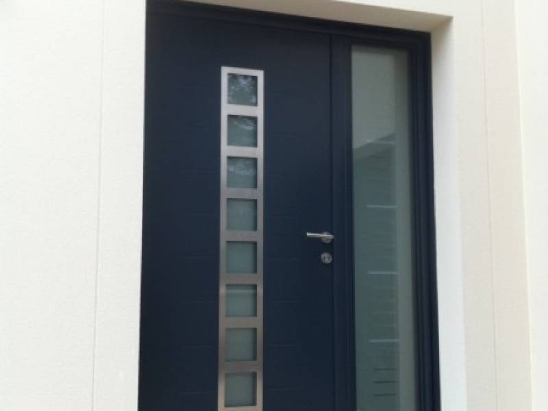 Portes d'entrée en aluminium : porte d'entrée kline gamme contemporaine modele totem, avec décors. Wilco Yvelines 78