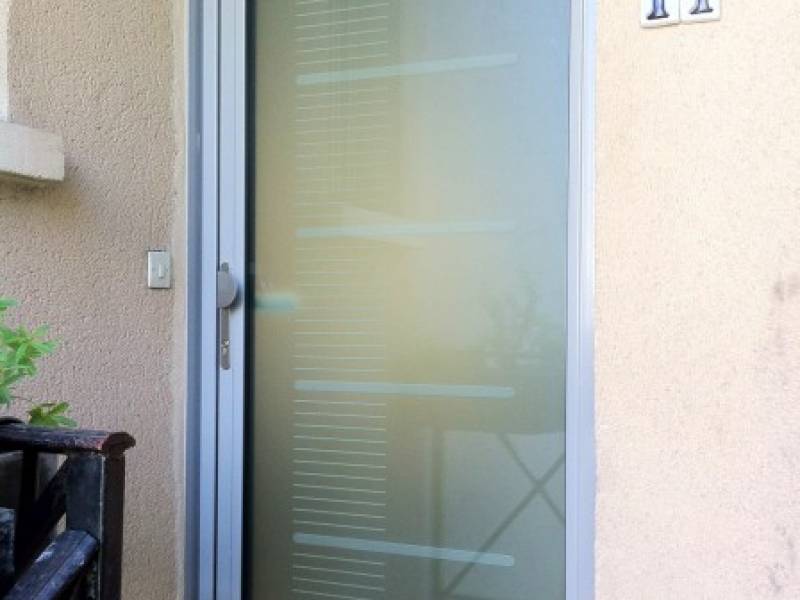 Portes d'entrée en aluminium : porte d'entrée alu kline vitrée toise blanche, vitrée. Wilco Yvelines 78