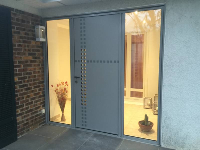Portes d'entrée en aluminium : porte d'entrée alu kline 3, avec décors. Wilco Yvelines 78