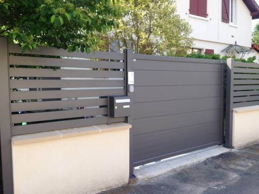 Ensemble portail et clôtures Design de chez SIB en Alu Gris 2900 sablé