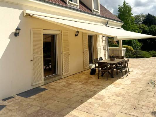 Store banne terrasse : créez un espace d’ombre sur mesure