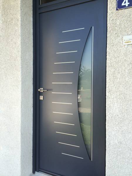 Portes d'entrée en aluminium : porte entrée alu k line pure wilco, avec décors. Wilco Yvelines 78