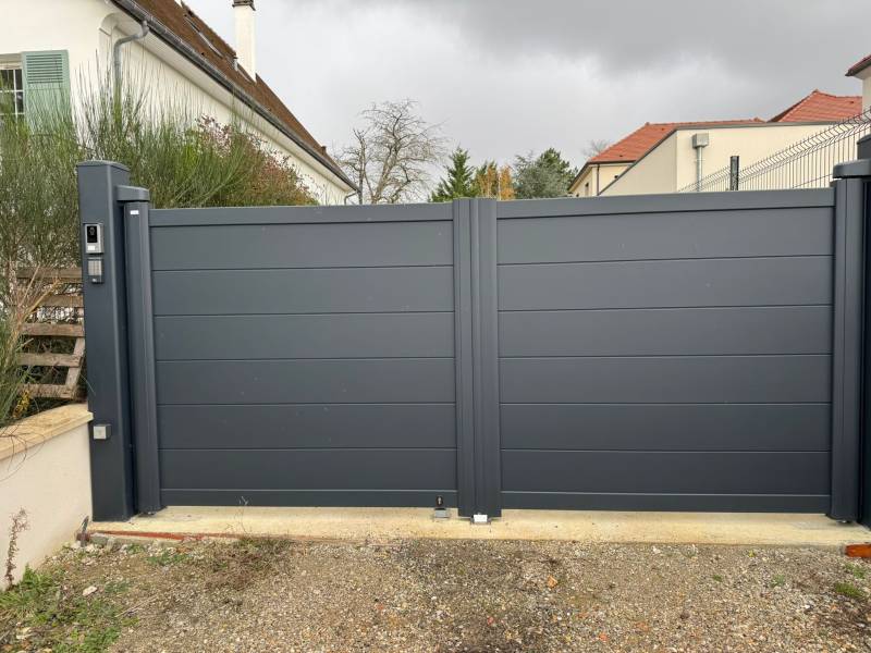 Portails et clotures alu : portail aluminium sib avec motorisation yvelines vue extérieure. Wilco Yvelines 78