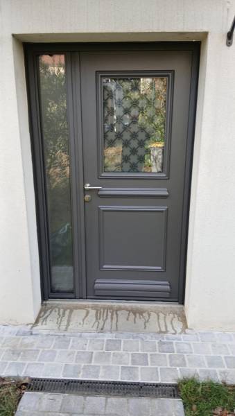 Porte d’entrée rectangle avec grille k-line châtou vue extérieure Portes d'entrée en aluminium : porte d’entrée rectangle avec grille k-line châtou vue extérieure. Wilco Yvelines 78