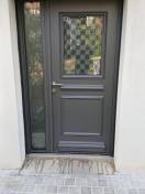 Portes d'entrée en aluminium : porte d’entrée rectangle avec grille k-line châtou vue extérieure. Wilco Yvelines 78