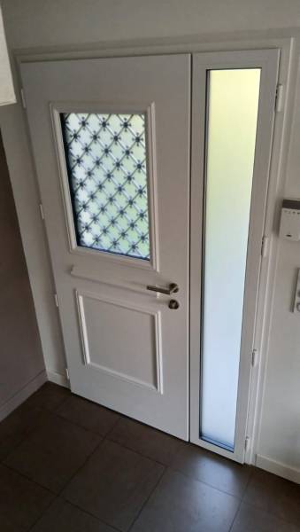 Portes d'entrée en aluminium : porte d’entrée rectangle avec grille k-line châtou vue intérieure. Wilco Yvelines 78