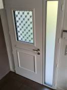 Portes d'entrée en aluminium : porte d’entrée rectangle avec grille k-line châtou vue intérieure. Wilco Yvelines 78