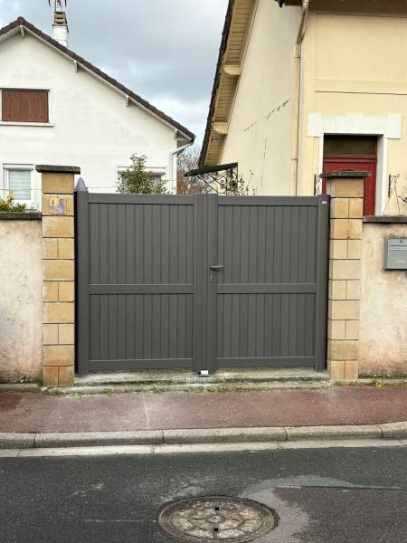 Portails et clotures alu : portail battant aluminium moderne sib aubergenville. Wilco Yvelines 78