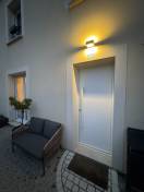 Portes d'entrée en aluminium : porte d’entrée alu k-line barre de tirage vernouillet vue extérieure. Wilco Yvelines 78