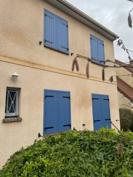 Volets battants alu : volets battants sib verneuil-sur-seine vue latérale fermés. Wilco Yvelines 78