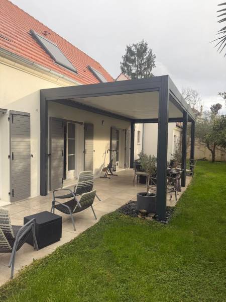 Pergolas design, pose murale ou libre : pergola bioclimatique aluminium open marquise vernouillet. Wilco Yvelines 78