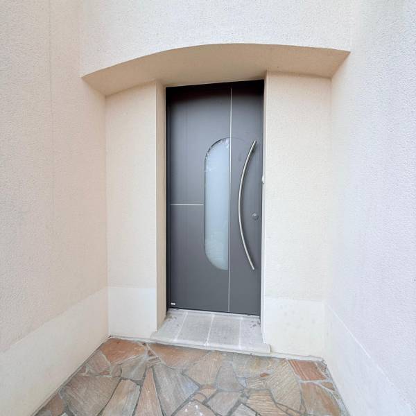 Fenêtres mixte : porte d’entrée mixte alu-bois moderne mÉo yvelines vue extérieure. Wilco Yvelines 78