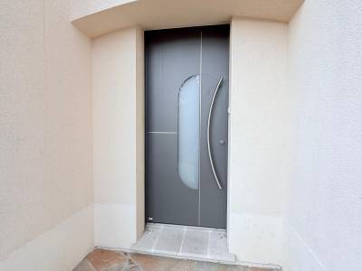 Portes d'entrée  mixte : porte d’entrée mixte alu-bois moderne mÉo yvelines vue extérieure. Wilco Yvelines 78
