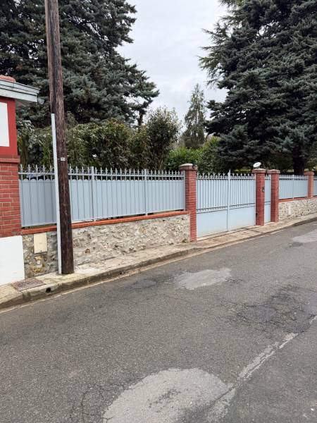 Portails et clotures alu : clôture traditionnelle ral 9006 aluminium sib villennes-sur-seine. Wilco Yvelines 78