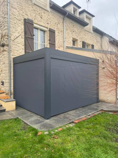 Pergolas design, pose murale ou libre : pergola bioclimatique alu izi marquises stores fermés yvelines. Wilco Yvelines 78