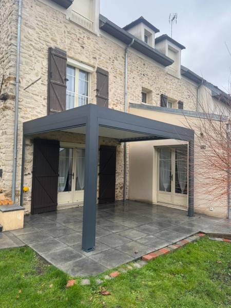 Pergolas design, pose murale ou libre : pergola bioclimatique alu izi marquises stores ouverts yvelines. Wilco Yvelines 78