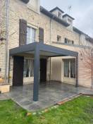 Pergolas design, pose murale ou libre : pergola bioclimatique alu izi marquises stores ouverts yvelines. Wilco Yvelines 78