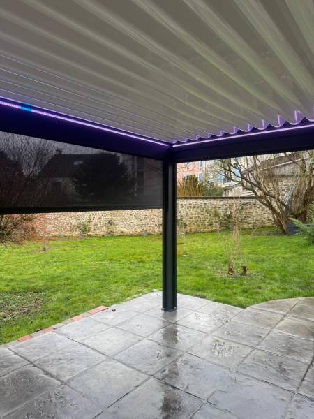 Pergolas design, pose murale ou libre : pergola bioclimatique alu izi marquises led violet yvelines. Wilco Yvelines 78