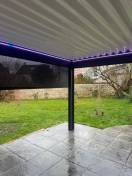 Pergolas design, pose murale ou libre : pergola bioclimatique alu izi marquises led violet yvelines. Wilco Yvelines 78