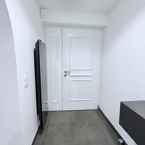 Portes d'entrée en aluminium : porte d'entrée tradi ral 9011 alu odéon k-line vernouillet intérieur. Wilco Yvelines 78