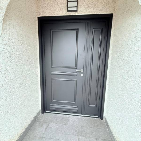 Portes d'entrée en aluminium : porte d'entrée tradi ral 9011 alu odéon k-line vernouillet extérieur. Wilco Yvelines 78