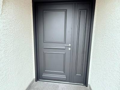 Portes d'entrée en aluminium : porte d'entrée tradi ral 9011 alu odéon k-line vernouillet extérieur. Wilco Yvelines 78
