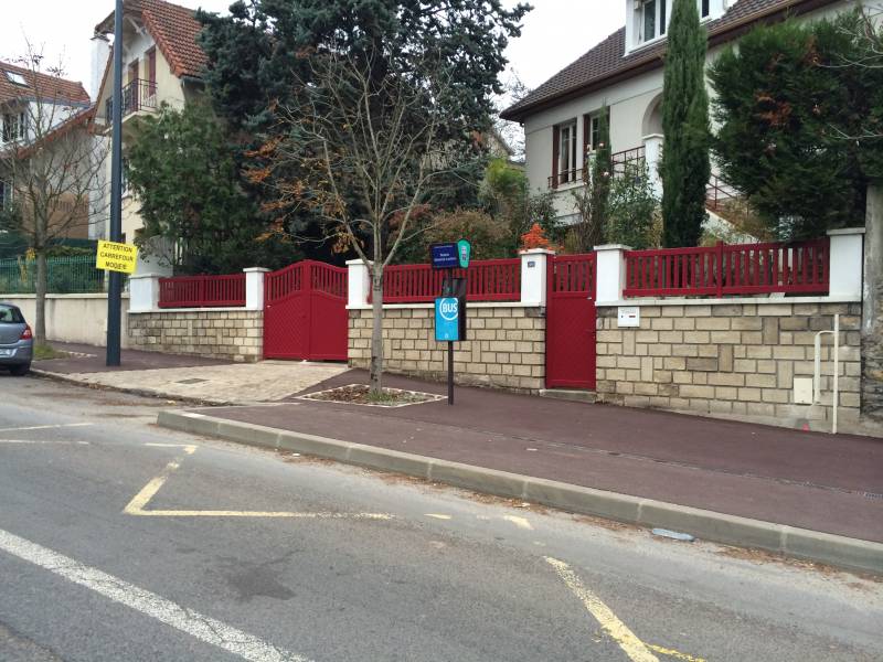 Portails et clotures alu : portail et clôture contemporaine rouge 3004, semi-ajouré. Wilco Yvelines 78