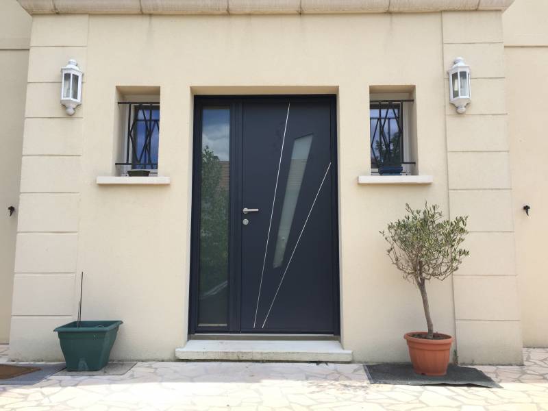 Portes d'entrée en aluminium : porte entrée kline fuseau bleu canon, avec décors. Wilco Yvelines 78