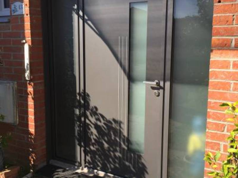 Portes d'entrée en aluminium : porte entrée alu kline avec 2 vtx tiercés, avec décors. Wilco Yvelines 78