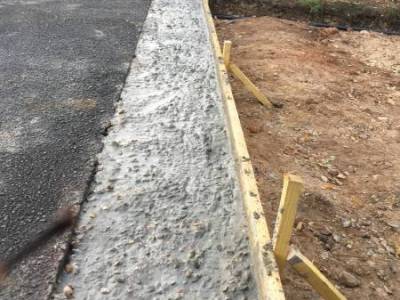 Maçonnerie et terrassement : création seuil béton armé avant pose portail alu sib. Wilco Yvelines 78