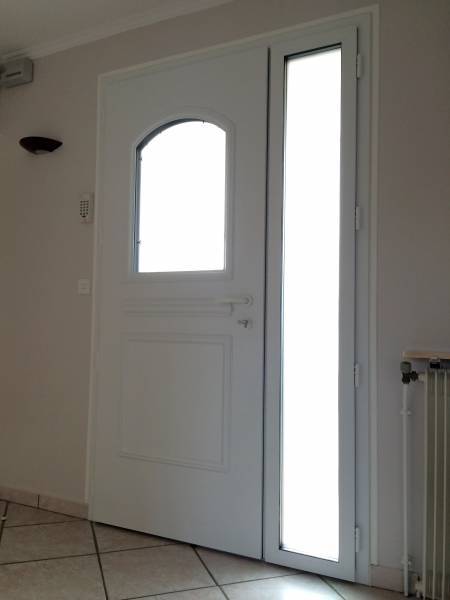 Porte entrée alu kline + semi-fixe vue int. Portes d'entrée en aluminium : porte entrée alu kline + semi-fixe vue int., semi-vitrée. Wilco Yvelines 78