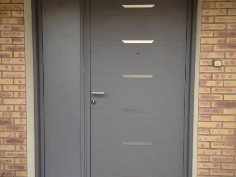 Portes d'entrée en aluminium : porte d'entrée alu kline 2 vtx tiercés, avec décors. Wilco Yvelines 78