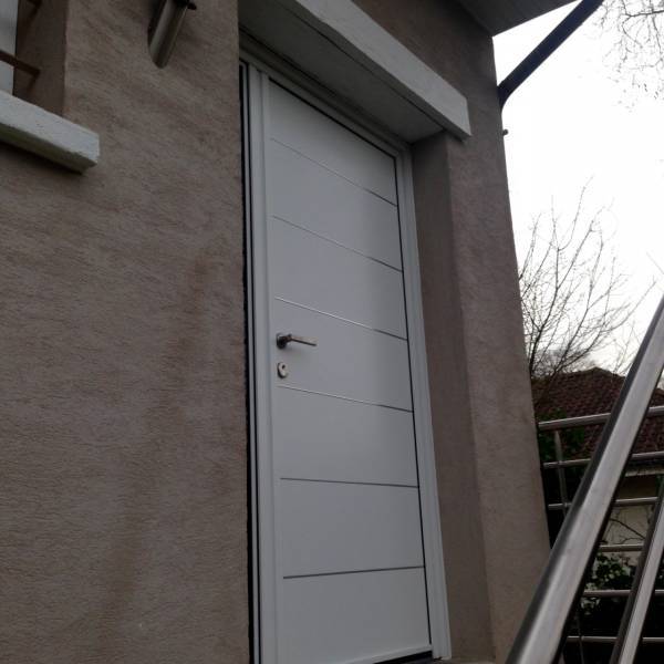 Porte entrée alu kline modèle lignée collection perspective Portes d'entrée en aluminium : porte entrée alu kline modèle lignée collection perspective, plein. Wilco Yvelines 78