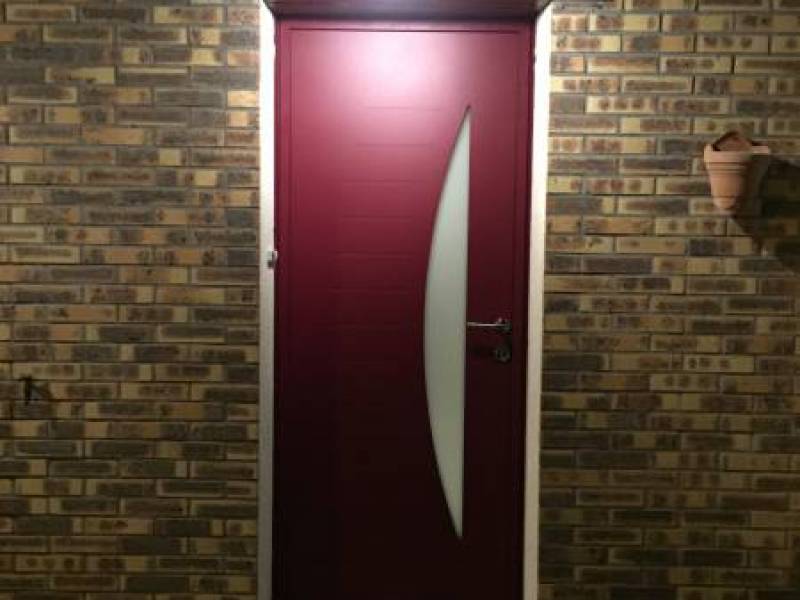 Portes d'entrée en aluminium : porte entrée alu rouge foncé texturé kline, avec décors. Wilco Yvelines 78