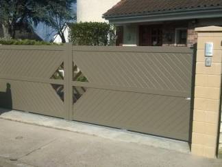 Portails et clotures alu : portail coulissant alu sib gris beige7006 satiné, avec décors. Wilco Yvelines 78