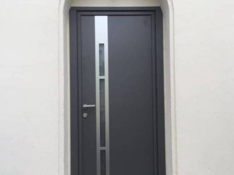 Portes d'entrée en aluminium : porte entrée alu kline gris sablé 2009 modèle effigie, avec décors. Wilco Yvelines 78
