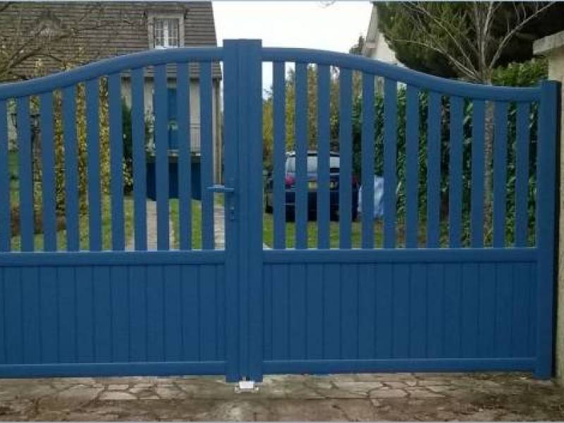 Portails et clotures alu : portail battant sib alu ral5023 bleu satiné, semi-ajouré. Wilco Yvelines 78