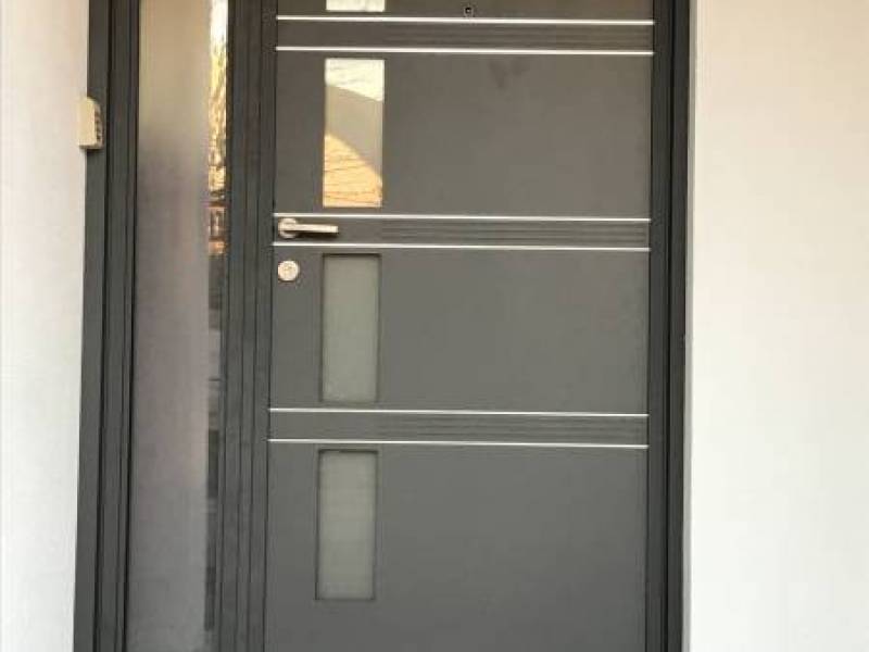 Portes d'entrée en aluminium : porte entrée kline quadrige alu gris sablé  ral2900, avec décors. Wilco Yvelines 78