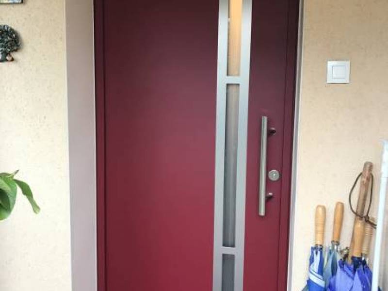 Portes d'entrée en aluminium : porte entrée alu kline effigie rouge texturé 3004, avec décors. Wilco Yvelines 78