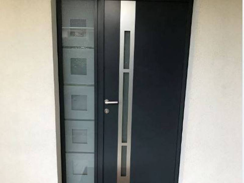 Portes d'entrée en aluminium : porte entrée alu kline modèle effigie avec tierce ral 9016s, avec décors. Wilco Yvelines 78