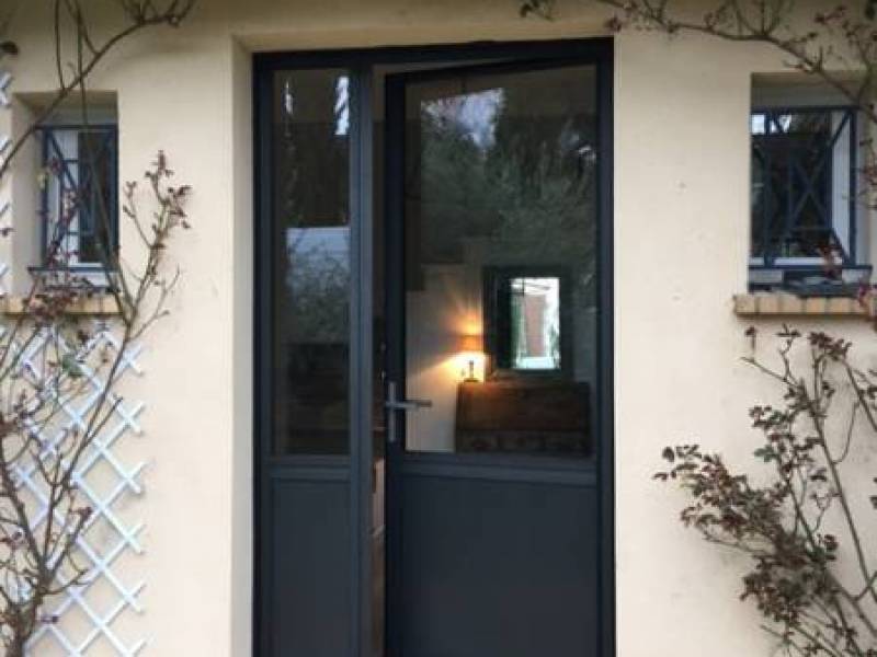 Portes d'entrée en aluminium : porte entrée vitrée kline avec chassis fixe en alu noir sablé, semi-vitrée. Wilco Yvelines 78