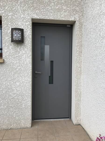 Porte entrée kline perspective jazzy gris 9007 Portes d'entrée en aluminium : porte entrée kline perspective jazzy gris 9007, avec décors. Wilco Yvelines 78