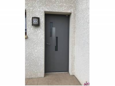 Portes d'entrée en aluminium : porte entrée kline perspective jazzy gris 9007, avec décors. Wilco Yvelines 78