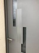 Portes d'entrée en aluminium : porte entrée alu kline perspective jazzy ral 9007, avec décors. Wilco Yvelines 78