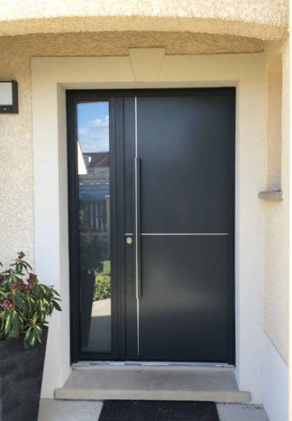 Portes d'entrée en aluminium : porte entrée tierce kline alu gris 7016 flins sur seine, avec décors. Wilco Yvelines 78