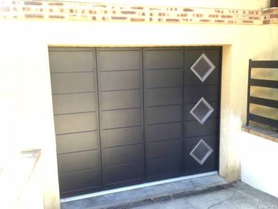 Portes de garage coulissantes latérales : porte garage sib coulissante alu noir sablé encadrement hublots gris 9007. Wilco Yvelines 78