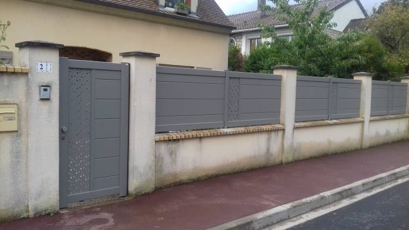 Portails et clotures alu : clôture sib gamme signature alu gris texturé, avec décors. Wilco Yvelines 78