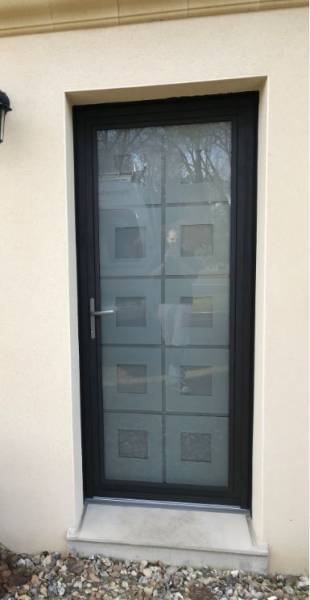 Portes d'entrée en aluminium : porte entrée kline modèle damier alu bicolore noir sablé/blanc, vitrée. Wilco Yvelines 78